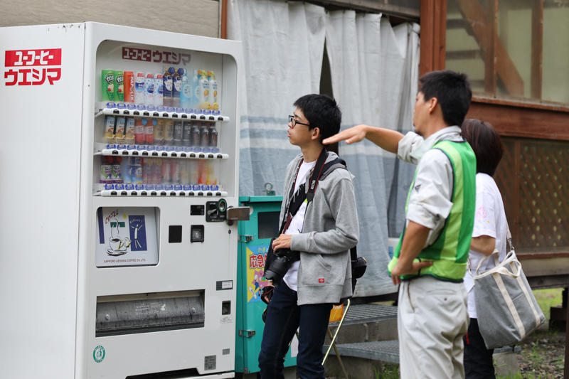 ダム湖周辺で作業に従事している人に撮影協力をお願いしているシーンも。現地の人との交流を通じて、作品をまとめていくチームもあった