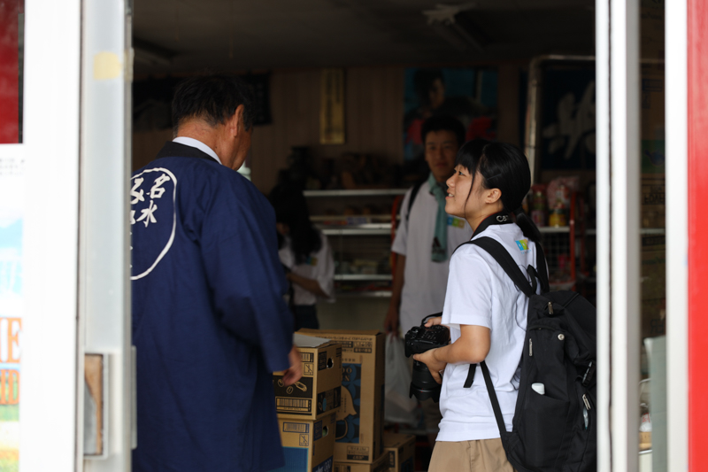 地元商店などでも撮影を交渉しているシーンがみられた