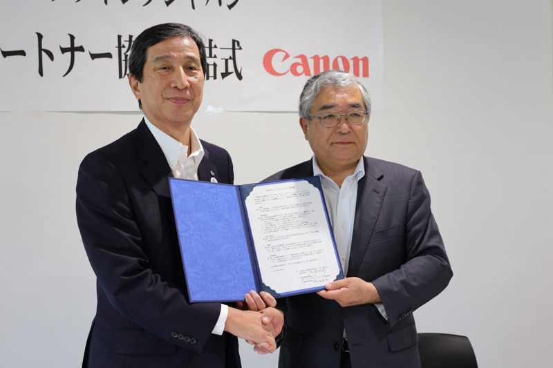 左からキヤノンマーケティングジャパン株式会社 代表取締役社長 坂田正弘氏、東川町長 松岡市郎氏