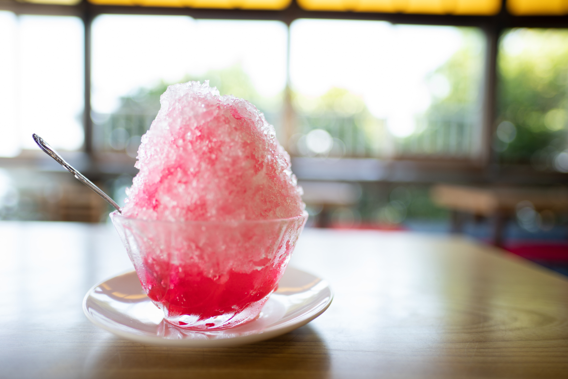 マゼンダ色のかき氷と、背景のグリーンの対比が美しいと感じた。かき氷の存在感を強調したかったので、絞り開放にして寄ってみた。21mmというと背景はあまりボケないイメージがあるが、F1.4で寄るとここまで背景を大きくぼかせる。玉ボケもきれいな円形だ。夏らしい、鮮やかでキラキラとした1枚に仕上がった。<br>α7 III　NOKTON 21mm F1.4 Aspherical E-mount　ISO 100　F1.4　1/125秒