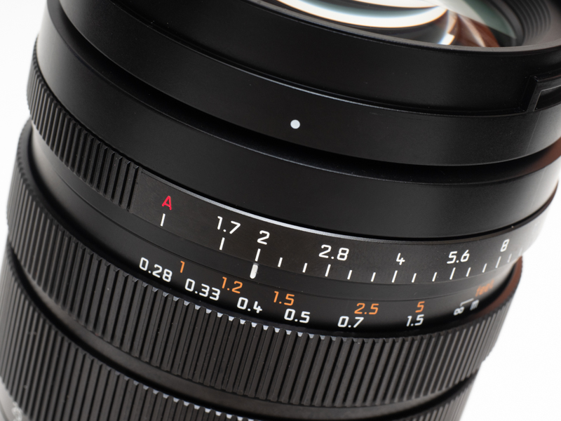フォーカスリングをスライドさせることでAFとMFの切り替えが瞬時に行えるフォーカスクラッチ機能を搭載。絞りリングはカメラ側で絞り値を操作するA（オート）設定以外はF1.7からF16まではクリックレスで無段階に任意の絞り値を選択できる