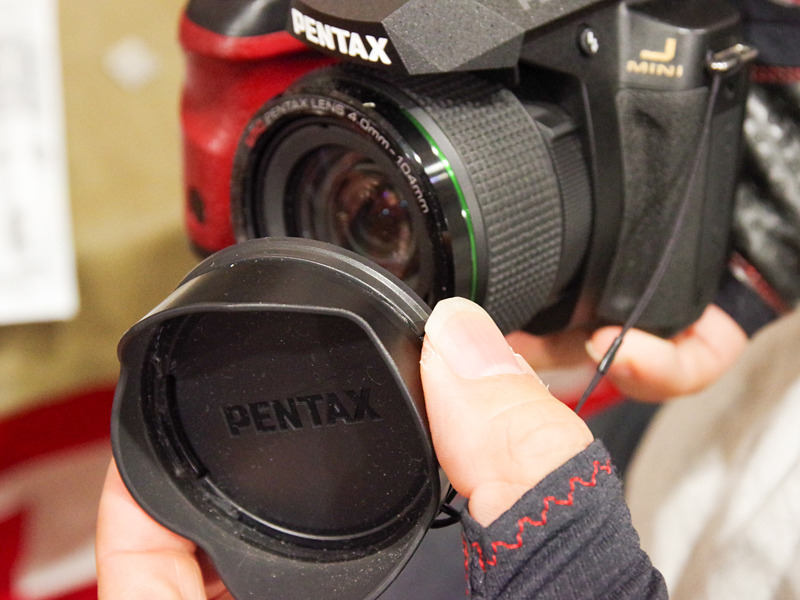 付属するのは花形レンズキャップ。「撮らないけどヤル気は見せたいときに有効」（TKO氏）