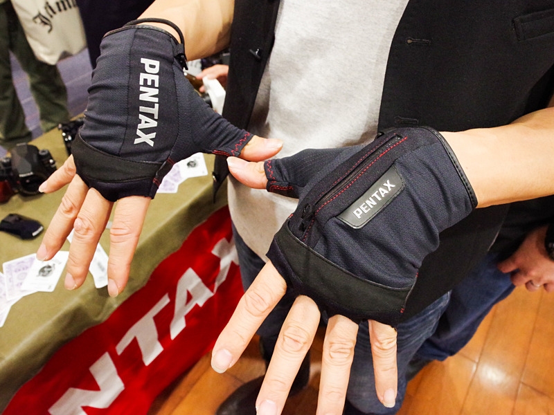 形になっている一例として、TKO氏着用のカメラ用グローブがある。左手側にはポケットが備わる。