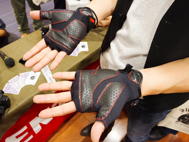 防寒性ではなく、カメラの操作性を高めるグローブとして企画中という。