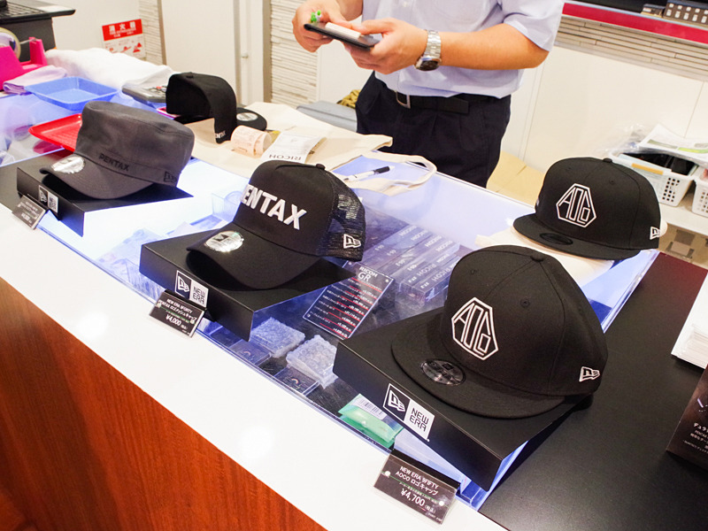 NEW ERAのコラボキャップも販売中。