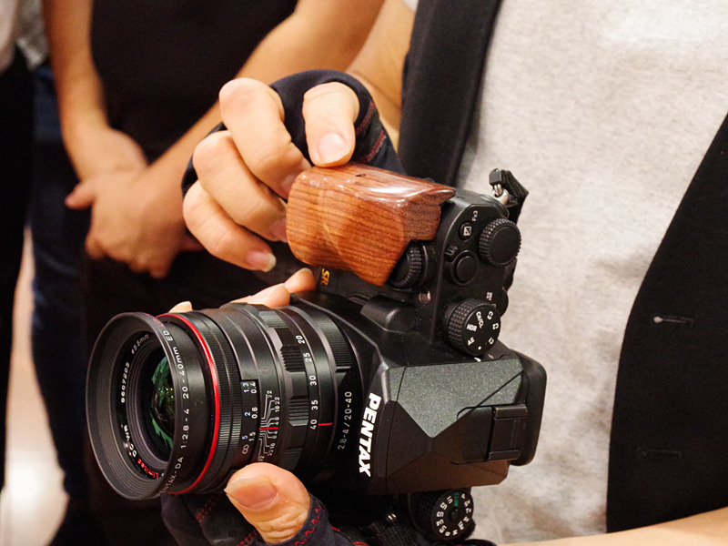 参加者のカスタム機。ホームセンターで買ってきた木材をイチから加工したというグリップ。J limitedチームもその質感に魅了されていた。