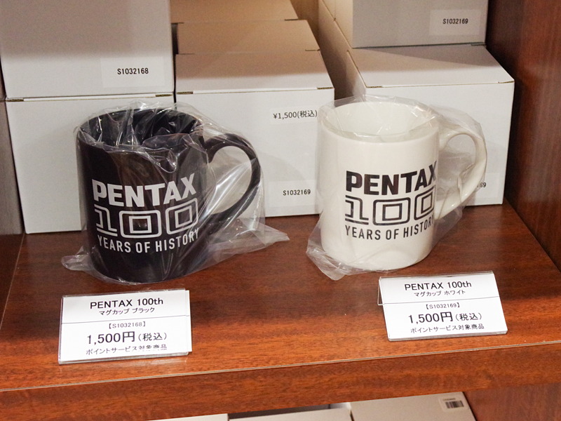 100周年ロゴ入りのマグカップ。リコーイメージングスクエア新宿にはこうしたグッズが沢山並んでいて、その場で買える。これは楽しい。