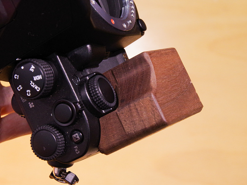 このままではシャッターボタンに指が届かないぐらい厚い。