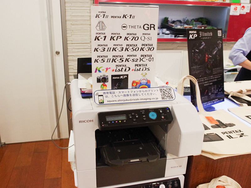 Tシャツなどに直接印刷できるリコーのプリンターを用意。スマホ内の好きな画像をその場でプリントすることも可能（所要時間30分ほど）。1点から作成できる。