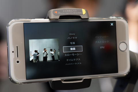DJI、折り畳めるようになったスマホ用スタビライザー「OSMO MOBILE 3
