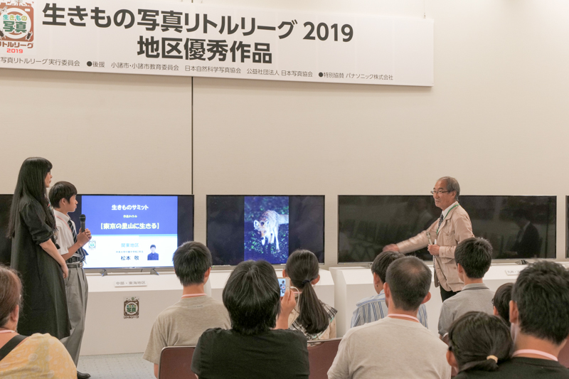 キツネを捉えた場面についてコメントする海野さん