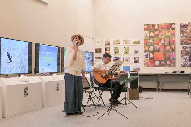 テーマソングライブの様子。ギターの演奏は真辺雄一郎さん。歌はミュージカル女優の今泉由香さんが披露。