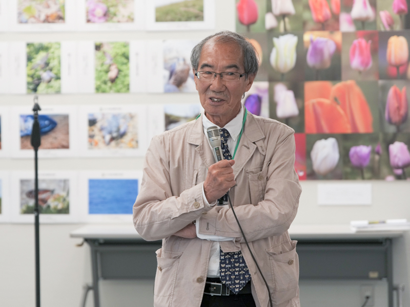 作品についてコメントする海野和男さん