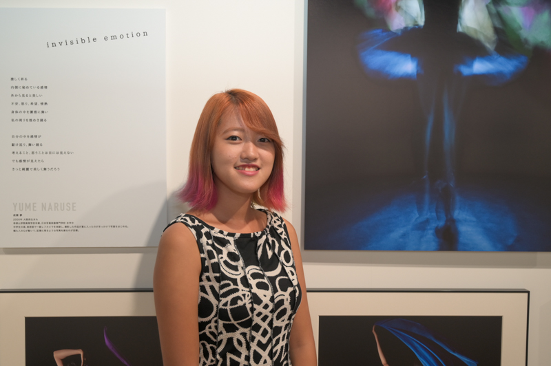 成瀬夢さん。エキシビジョンの作品「invisible emotion」の前で。入賞作品とはアプローチをがらりと変えて、全く異なるイメージで挑んでいた