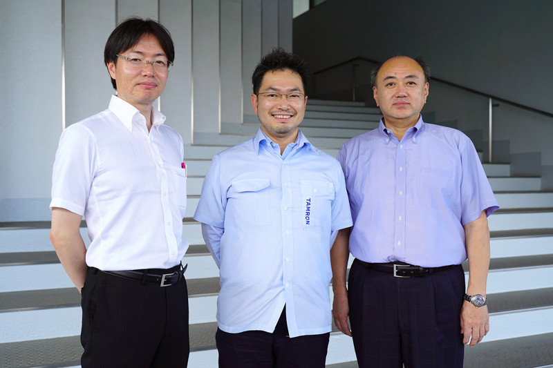 左から山中久幸氏（光学開発一部 光学設計課 技師長）、安藤稔氏（光学開発本部 本部長）、仲澤公昭氏（光学開発一部 部長）