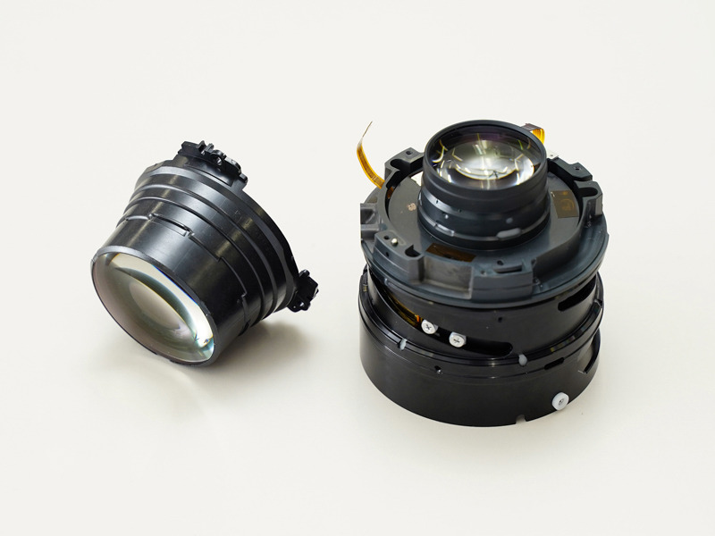 右が実際のダイナミックローリングカム機構。飛び出ているのはフォーカスの際に移動するレンズ後群。左は前群。