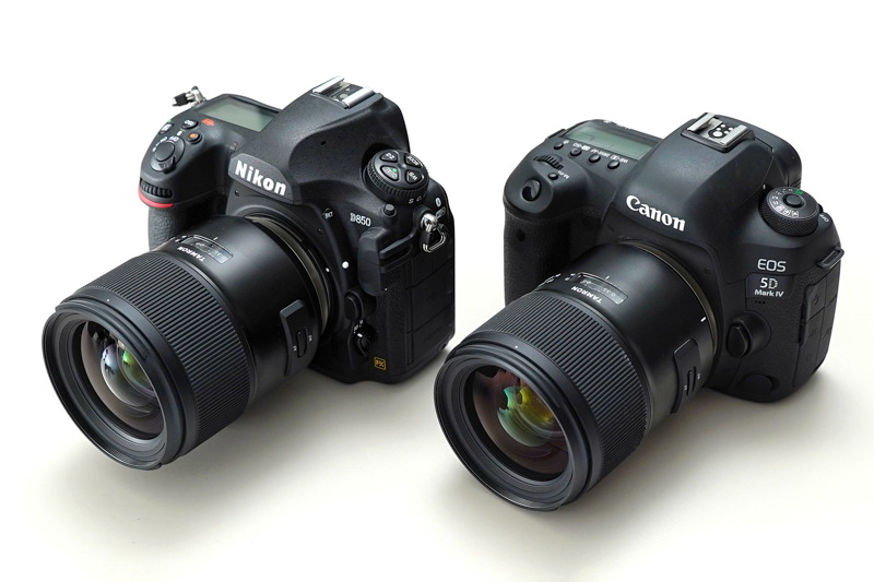 D850（左）、EOS 5D Mark IVに装着。