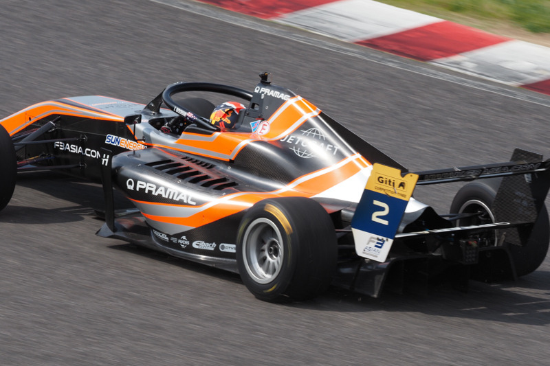 同じマシンを後追いで狙う。上り坂のカーブに立ち向かう戦いをモータースポーツ認識AFは正確にトレースしてくれる。前後のカットも正確に合焦していたが、ジャック・ドゥーハンの孤独な戦いぶりが垣間見えるこのカットを選んだ(ちなみにジャックは、往年のGPライダーであるミック・ドゥーハンの息子)。(FIA F3 Asian Championship Round3)<br><span class="fnt-85">OM-D E-M1X / M.ZUIKO DIGITAL ED 300mm F4.0 IS PRO / 300mm(600mm相当) / マニュアル露出(1/250秒・F13) / ISO 250</span>