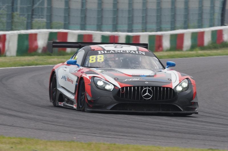 アマチュアクラスながら、ポルシェ・アウディ・メルセデスなどのGTカーで争われるこのレース。モータースポーツ認識AFは車体のフロント部に正確に合焦する。このカットではクルマが左に向かうところを捉えているが、実際にはその前から追尾動作を行い、タイミングを見てレリーズしている。(Blancpain GT World Challenge Asia 2019)<br><span class="fnt-85">OM-D E-M1X / M.ZUIKO DIGITAL ED 300mm F4.0 IS PRO / 300mm(600mm相当) / マニュアル露出(1/250秒・F11) / ISO 320</span>