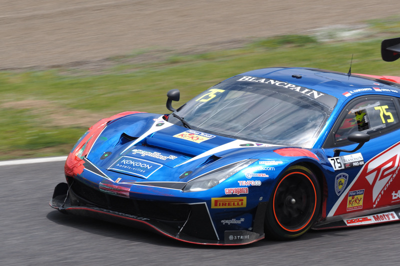 部分アップで可能な限りクルマを大きく捉えるべく、コースを見下ろすことのできるポジションからマシンの動きを追った一枚。シャッタースピードを遅めに設定することで、ホイールの回転や路面の描写でスピード感を表現することができた。（Blancpain GT World Challenge Asia 2019）<br><span class="fnt-85">OM-D E-M1X / M.ZUIKO DIGITAL ED 300mm F4.0 IS PRO / 300mm（600mm相当） / マニュアル露出（1/250秒・F11） / ISO 160</span>