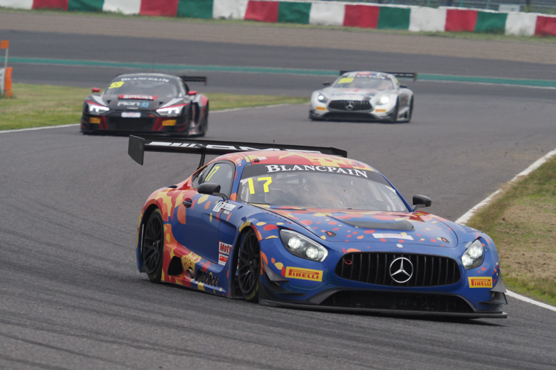 複数の車両を画面内に入れたい時に重宝するのがズームレンズだ。M.ZUIKO DIGITAL ED 40-150mm F2.8 PROはOM-Dシステム定番の望遠ズームレンズだが、サーキットで使うにはやや焦点距離敵に厳しいものがある。そこで新たに発売されたMC-20を装着し、程良いアングルを探すとこんなシーンにめぐり会うことができた。モータースポーツ認識AFが先頭を行く車両に合焦することで、レースらしいシーンを捉えることができた。（Blancpain GT World Challenge Asia 2019）<br><span class="fnt-85">OM-D E-M1X / M.ZUIKO DIGITAL ED 40-150mm F2.8 PRO / M.ZUIKO DIGITAL 2x Teleconverter MC-20 / 200mm（400mm相当） / マニュアル露出（1/1,000秒・F5.6） / ISO 320</span>