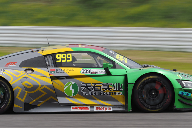 モータースポーツ認識AFだけでなく、通常のC-AFも高い合焦制度を誇るのがE-M1Xの良いところだ。2倍のテレコンバーターMC-20を装着した40-150mmで、AFターゲット9点に設定しクルマのサイドビューを狙う。IS-AUTOの設定だが、車体はシャープに、ホイールは激しく回転する様を画質の劣化なく切り取ることができた。150mmから300mmの画角はMC-20なしでは実現できなかっただけに、撮っていて新鮮味を感じた。（Blancpain GT World Challenge Asia 2019）<br><span class="fnt-85">OM-D E-M1X / M.ZUIKO DIGITAL ED 40-150mm F2.8 PRO / M.ZUIKO DIGITAL 2x Teleconverer MC-20 / 140mm（280mm相当） / マニュアル露出（1/250秒・F11） / ISO 160</span>