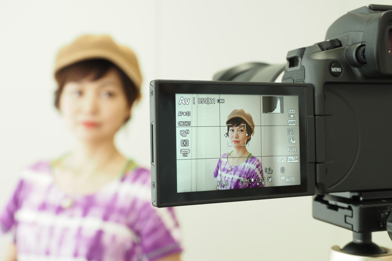 水咲さんにモデルとなってもらい、EOS Rとの組み合わせで瞳AFでの撮影を実演してもらった。顔が検出され、瞳の左右選択ができる状態になっていることがわかる。