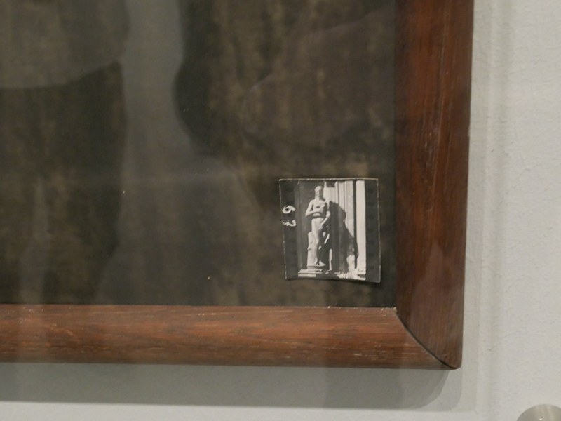 「この小さなフィルムから、ここまで大きく伸ばせる」という意味で、ネガと同じサイズの写真を右下に貼り付けている。