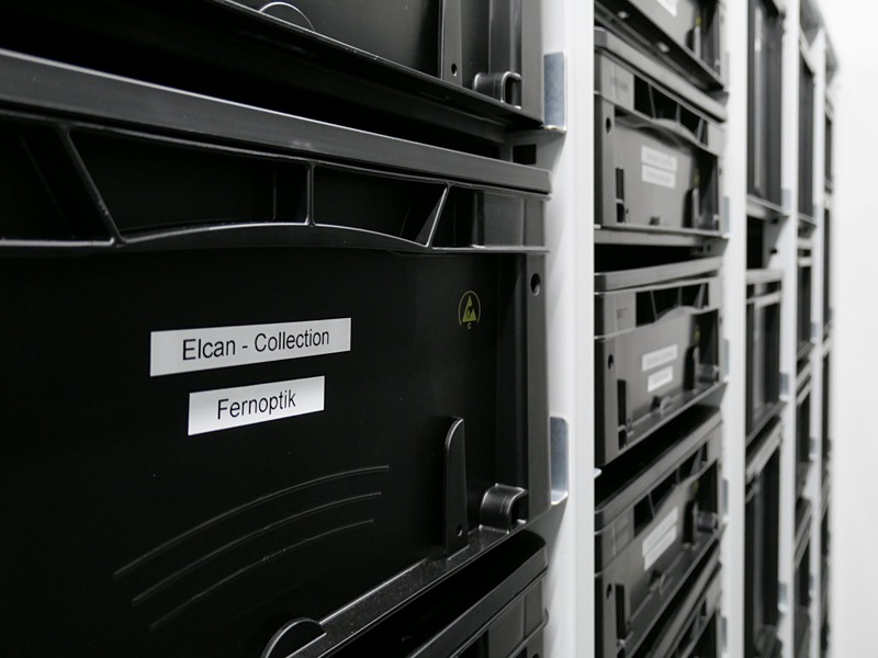 エルカン（ELCAN。元エルンスト・ライツ・カナダ）製品もあった。Fernoptik=双眼鏡。