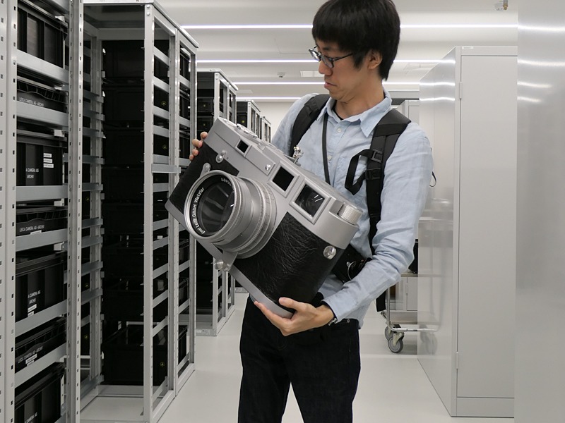 ライカM3の巨大模型を持たせてくれた。これがほんとの"ビッグM3"。