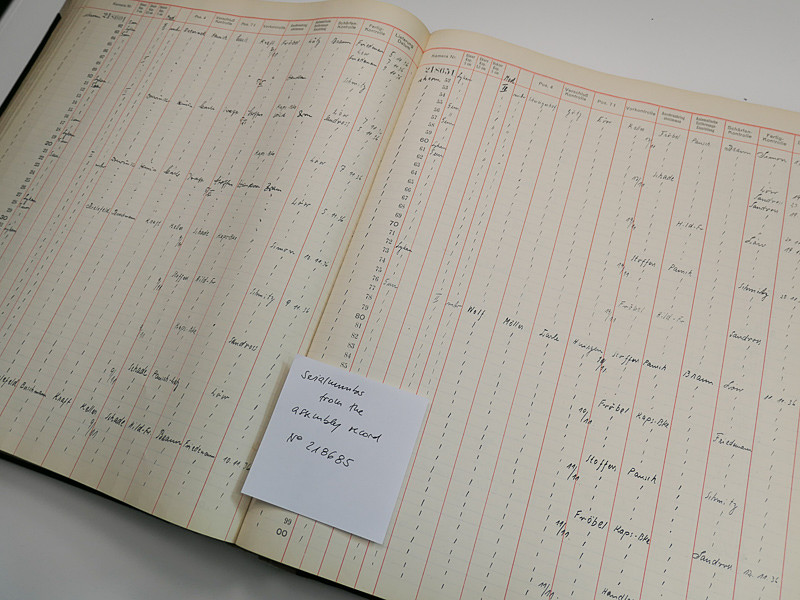 参考：ライカ出荷台帳の中身（2018年の訪問時に撮影）。それぞれの個体がいつ誰の注文により製造され、検品し、出荷されたかの記録だという。