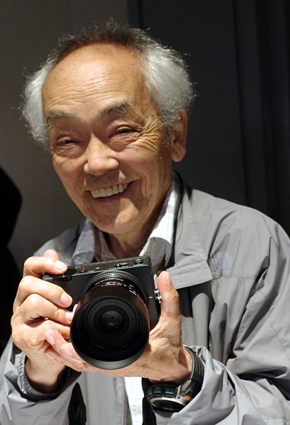 インタビュー後日、7月11日のシグマ新製品発表会にて。開発発表機「SIGMA fp」を手にする内田さん。撮影：市川泰憲