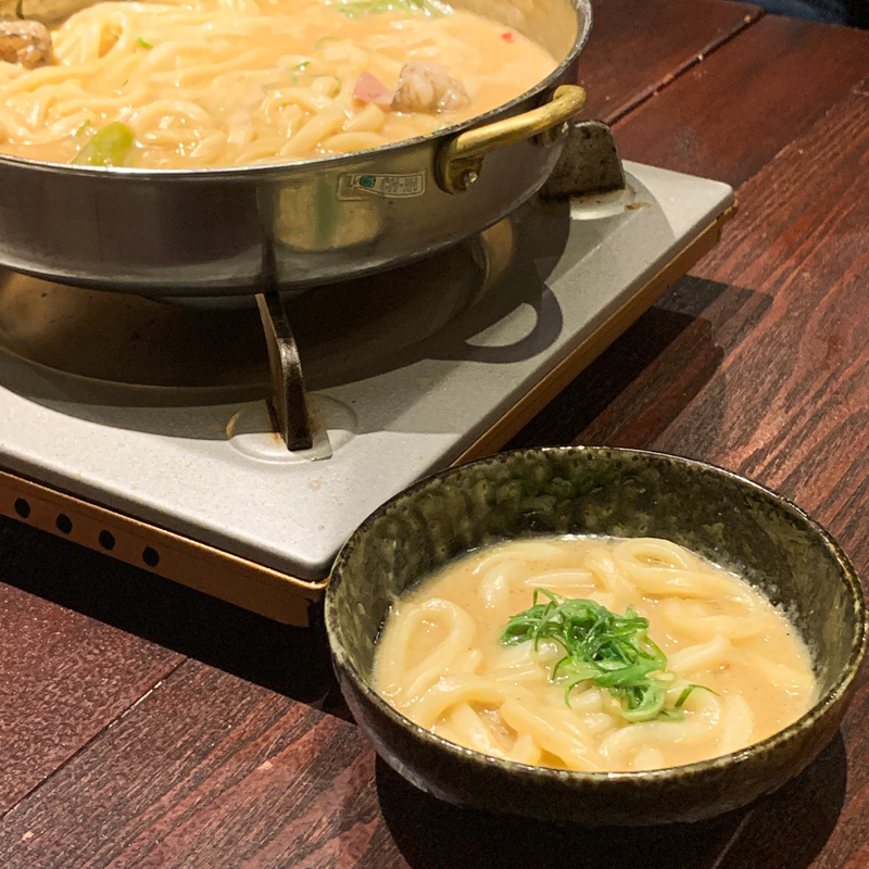 iPone XS Max / 通常撮影（1/50秒・F1.8） / ISO 400 / 61mm相当