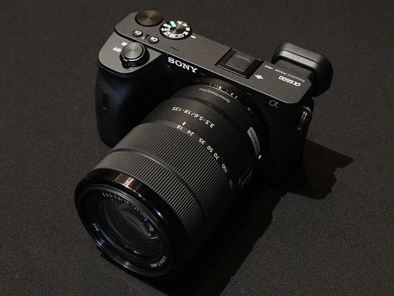 α6600（11月1日発売）。ボディ単体の店頭予想価格は税別16万円前後。写真の高倍率ズームレンズキットは税別20万円前後の見込み。<a href="https://dc.watch.impress.co.jp/docs/news/1203982.html" class="n" target="_blank">詳細記事はこちら。</a>