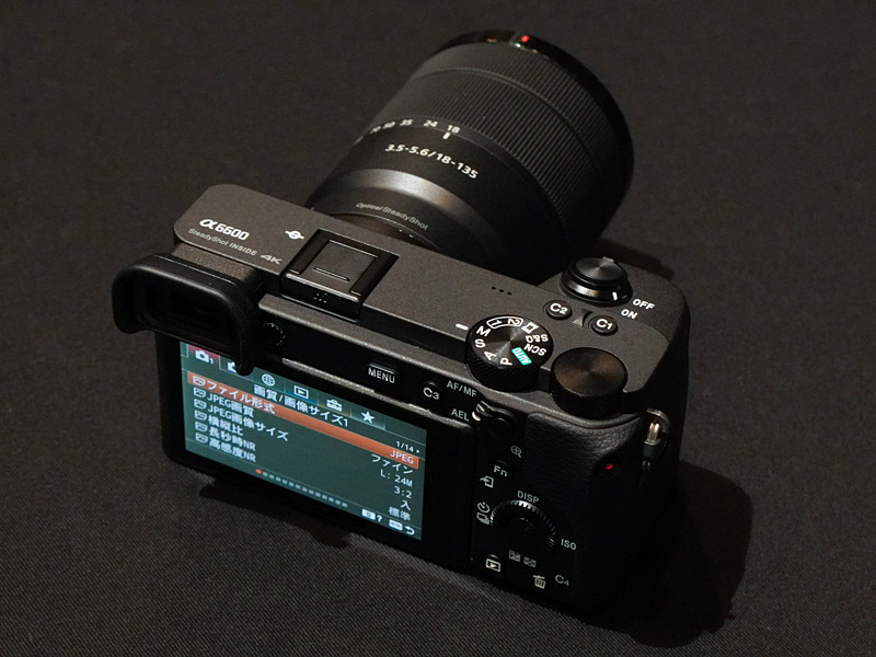 α6600（11月1日発売）。ボディ単体の店頭予想価格は税別16万円前後。写真の高倍率ズームレンズキットは税別20万円前後の見込み。<a href="https://dc.watch.impress.co.jp/docs/news/1203982.html" class="n" target="_blank">詳細記事はこちら。</a>