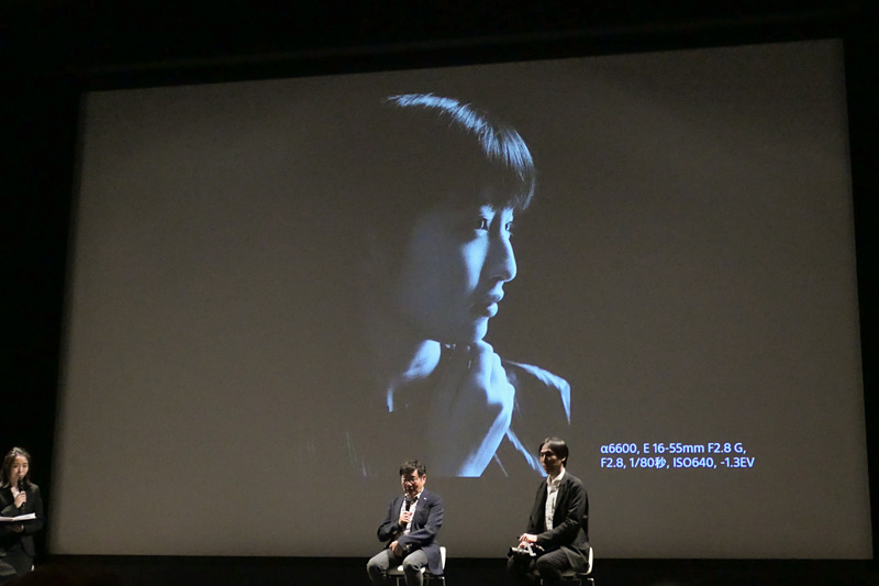 ハービー・山口氏の作品。後ろに黒い模造紙を配置し、窓からの光だけで撮ったというポートレート。スタジオ撮影のような雰囲気が出ている。「高校写真部で、光をちょっと工夫するだけでドラマチックなポートレートが撮れると教えた」「手前の瞳にピントがくることにより写真に生命力が与えられる。α6600の機能がこの瞳をキャッチしてくれる」