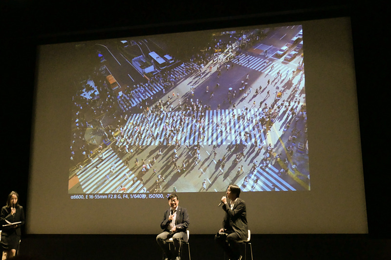 川音真矢氏の作品。渋谷のスクランブル交差点を俯瞰撮影した。軽いからホールディングがよく、つま先立ちのハイアングル撮影でも撮りやすかった。「手ブレ補正の強力さもあり、ブレることなく緻密に描写された」