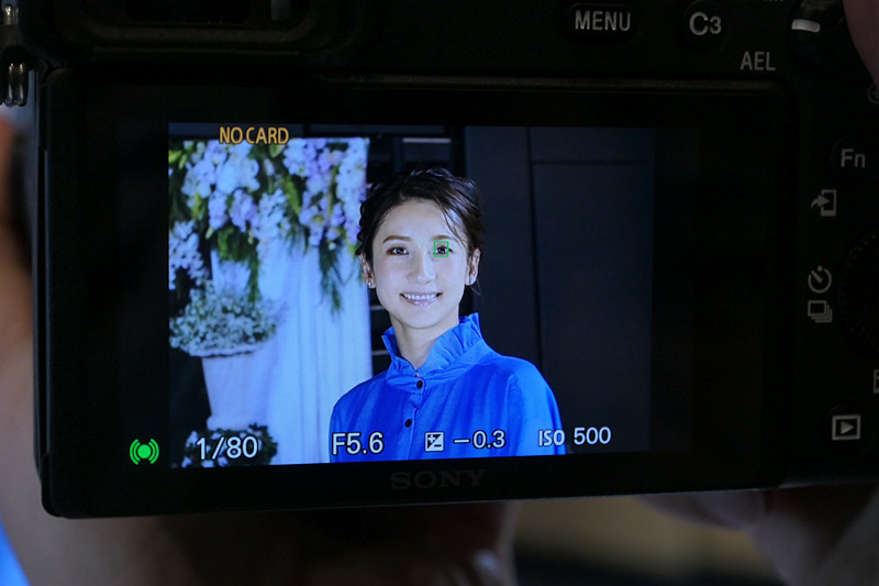 シャッターボタン半押しでリアルタイム瞳AFが動作しているところ。カメラに近いほうの瞳を自動的に追いかける。