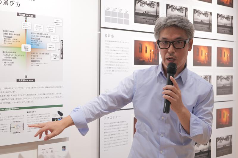 用紙の選び方について解説をしてくれた小島勉さん（株式会社トッパングラフィックコミュニケーションズ所属）