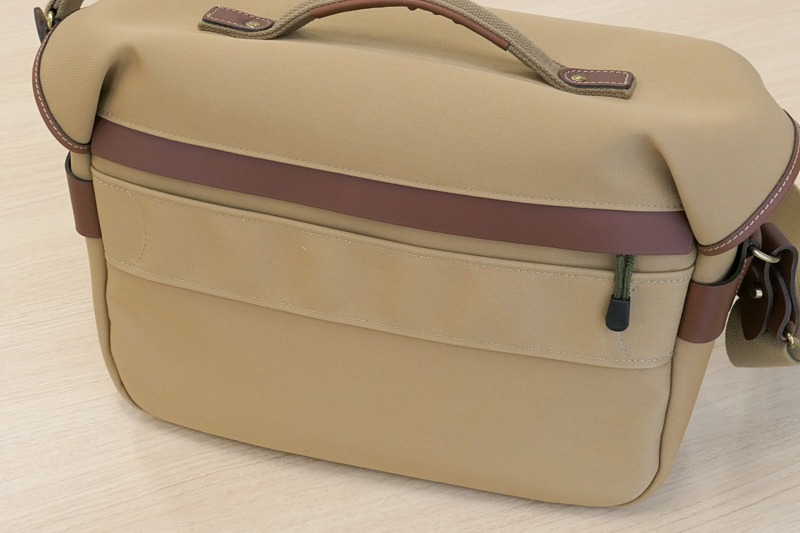 ハドレーワンの背面。スーツケースのハンドルに固定できる。