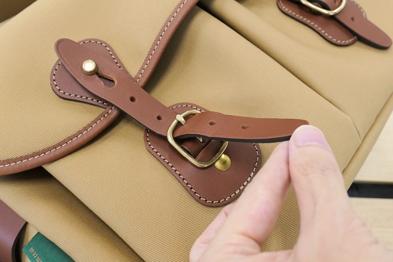 腕時計のベルトのように、フラップの閉め具合を調節できる。