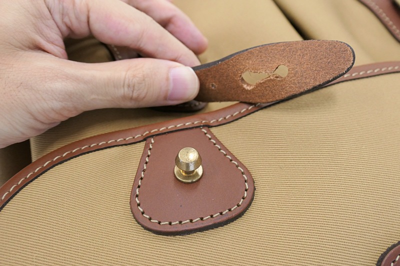 穴に引っかけて固定する。