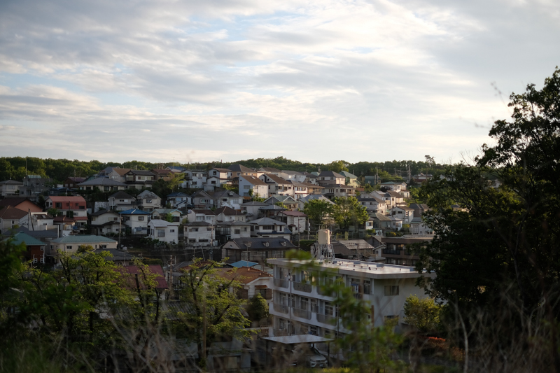 東大和市の住宅地域。多摩湖畔の高台から望む<br><span class="fnt-85">X-Pro2 / XF35mmF1.4 R / 絞り優先AE（1/4,400秒・F1.4・+0.3EV） / ISO 200</span>