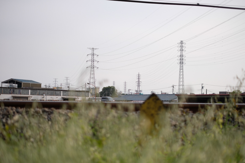 多摩湖自転車歩行者道の脇に広がる、東京郊外の景色<br><span class="fnt-85">X-Pro2 / XF35mmF1.4 R / 絞り優先AE（1/8,000秒・F1.4・+0.3EV） / ISO 200</span>