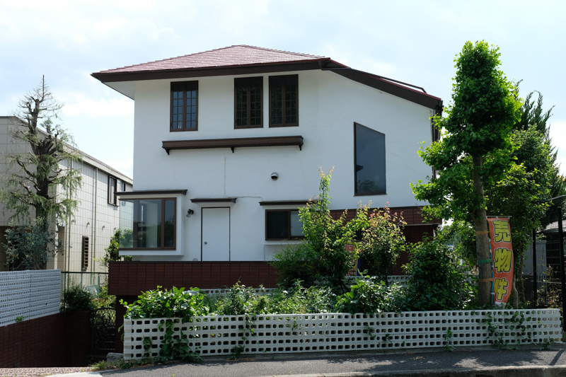 売りに出されている家。多摩湖脇の住宅地域<br><span class="fnt-85">X-H1 / XF16-55mmF2.8 R LM WR / 26.6mm（40mm相当） / 絞り優先AE（1/125秒・F9.0・+0.3EV） / ISO 200</span>