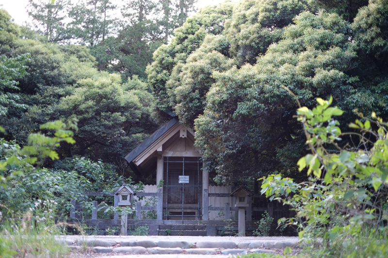 本来ならここに社殿があったのだが、東日本大震災の影響で柱に亀裂が入ったため、解体されたようである<br><span class="fnt-85">X-Pro2 / XF35mmF1.4 R / 絞り優先AE（1/350秒・F1.4・+0.3EV） / ISO 200</span>