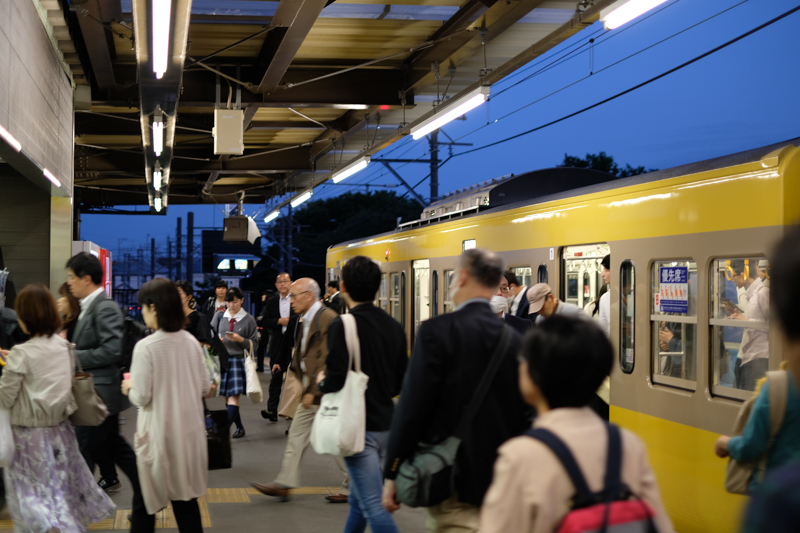 多摩湖を訪れるならこの駅が近い。武蔵大和駅、帰宅時の様子<br><span class="fnt-85">X-Pro2 / XF35mmF1.4 R / 絞り優先AE（1/60秒・F1.4・±0EV） / ISO 200</span>