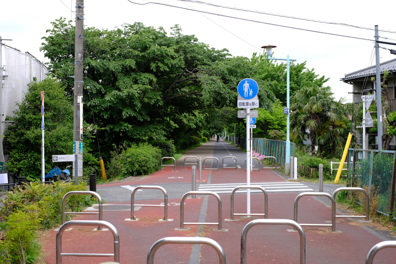 多摩湖自転車歩行者道、小平駅近く。ここから約5km先に多摩湖がある<br><span class="fnt-85">X-Pro2 / XF35mmF1.4 R / 絞り優先AE（1/120秒・F5.6・+0.3EV） / ISO 200</span>