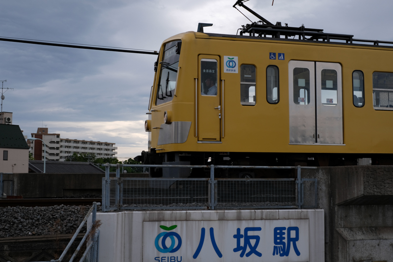 多摩湖自転車歩行者道は、国分寺駅から数えて３つ目の萩山駅からは完全に西武多摩湖線と並行して進む<br><span class="fnt-85">X-Pro2 / XF35mmF1.4 R / 絞り優先AE（1/600秒・F5.6・+0.7EV） / ISO 200</span>