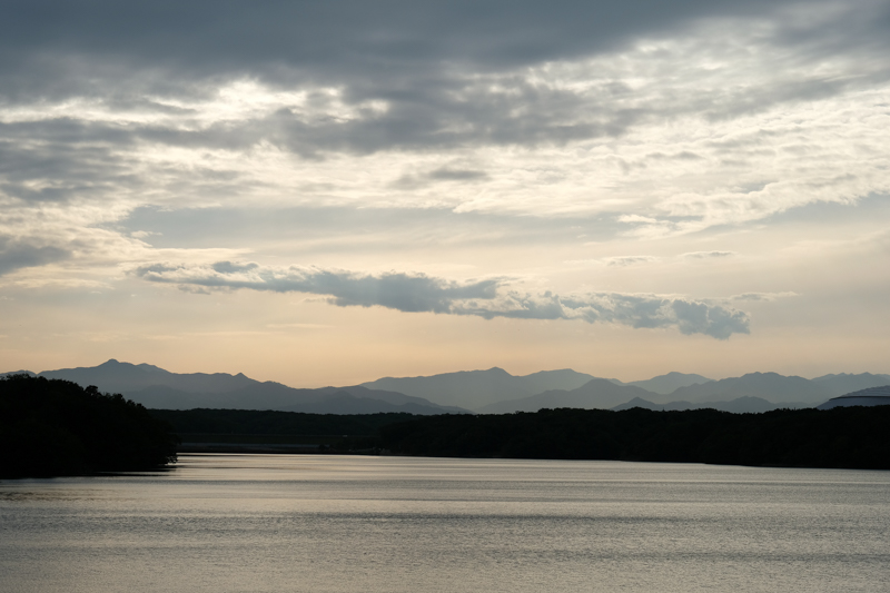 多摩湖の向こうには奥多摩の山々が聳える<br><span class="fnt-85">X-H1 / XF16-55mmF2.8 R LM WR / 55mm（83mm相当） / 絞り優先AE（1/600秒・F9.0・+0.7EV） / ISO 200</span>